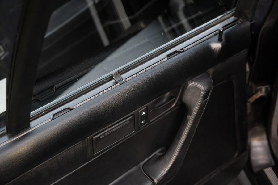Детали интерьера BMW M5 Touring (E34) 1992 года  (EU) (фото 63 из 94)
